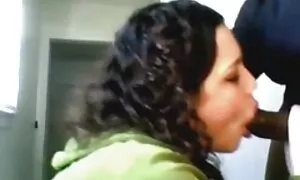 فتاة بيضاء تمتص ديك  ...